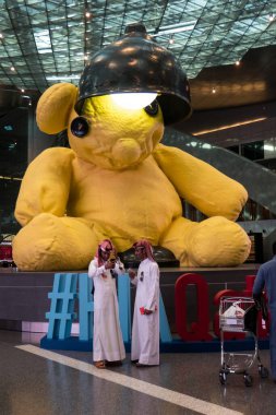 Katar, Doha 'daki Hamad Uluslararası Havalimanı' nın geçiş salonunda dev bir ayı var..