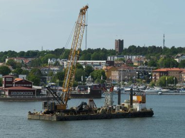 İsveç 'teki Oskarshamn, Smaland limanında dezenfekte mavnası..