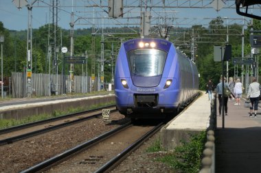  Hoor, Skane, İsveç 'teki tren istasyonunda yerel tren..