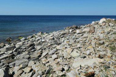 İsveç 'in güneyindeki Oland Adası' ndaki Rocky plajı..