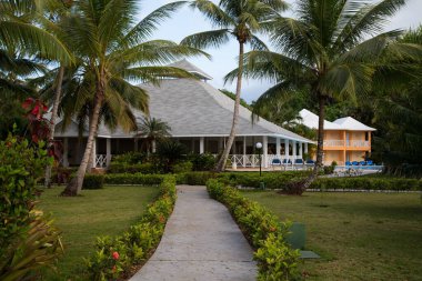 Dominik Cumhuriyeti, Karayipler 'in kuzeyindeki Grand Bahia Principe Oteli' nde binaları olan bahçe..