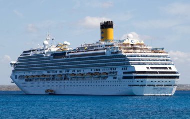 Cruiseship Costa Favolosa, 29 Mart 2016, Karayip Denizi 'ndeki Catalina Adası dışında, Karayipler' in güneyinde. Gemi verileri: Tonaj: 113216 GT, uzunluk: 290 metre.