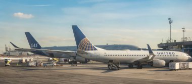 United Airlines ve SAS 'tan uçaklar Newark Liberty Uluslararası Havaalanı, Newark, ABD.