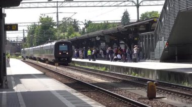 Bölgesel tren Oresundstag Lund, Skane, İsveç 'teki merkez tren istasyonuna varmak üzeredir..
