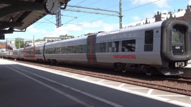 Bölgesel tren Oresundstag Lund, Skane, İsveç 'teki merkez tren istasyonuna varmak üzeredir..