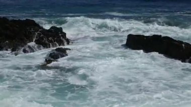 Atlas Okyanusu 'ndaki dalgalar eski mahkum iland Robben Adası' nda, Cape Town 'ın dışında, Batı Burnu, Güney Afrika.