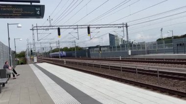 Güney Lund, Skane, İsveç 'teki Klostergarden tren istasyonunda yerel tren..