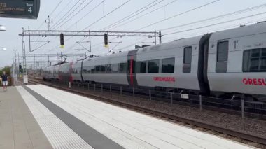 Bölgesel tren Klostergarden tren istasyonunu geçiyor Güney Lund, Skane, İsveç.