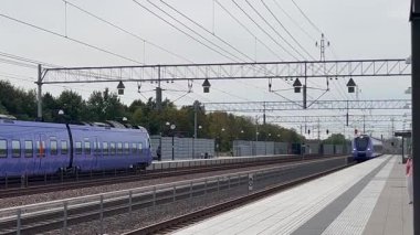 Güney Lund, Skane, İsveç 'teki Klostergarden tren istasyonunda yerel trenler.