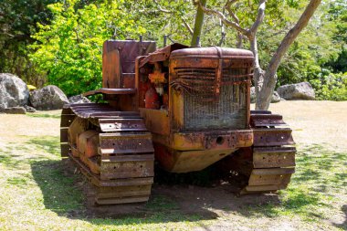 Saint Kitts ve Nevis, Karayipler 'deki bir çalışma sahasında eski bir traktör..