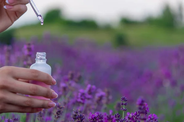 Bottle Lavender Essential Oil Wooden Table Field Flowers Background Selective — 图库照片