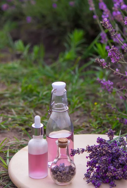 Bottle Lavender Essential Oil Wooden Table Field Flowers Background Selective —  Fotos de Stock