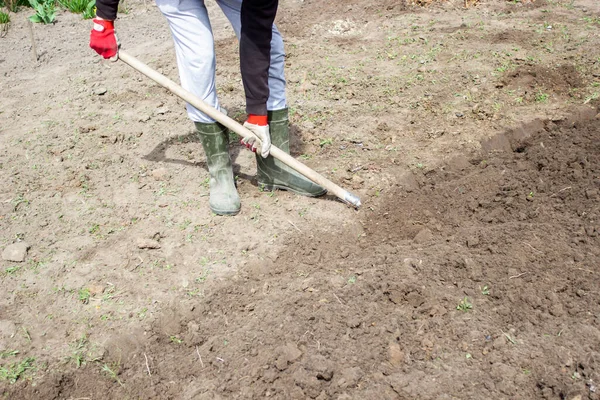 穿着橡胶靴的农场主 园中有园艺工具 有选择的焦点 — 图库照片