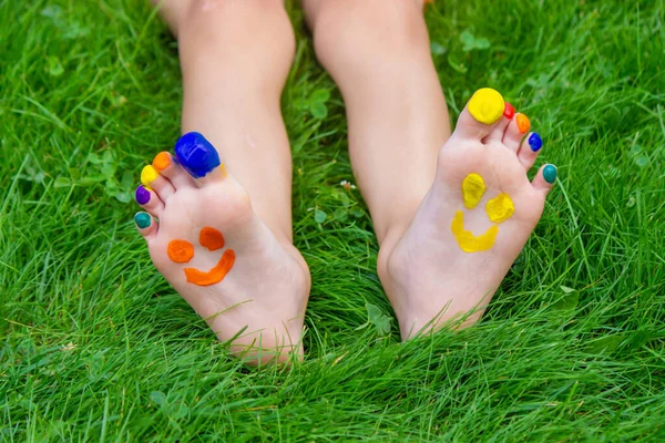 Kinderfüße Mit Farbmuster Lächeln Auf Dem Grünen Gras Selektiver Fokus — Stockfoto