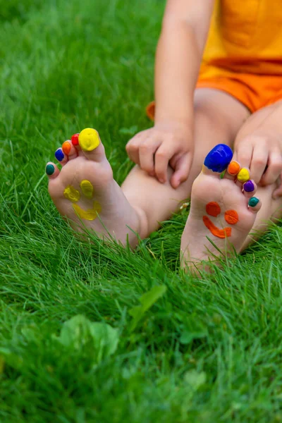 Kinderfüße Mit Farbmuster Lächeln Auf Dem Grünen Gras Selektiver Fokus — Stockfoto
