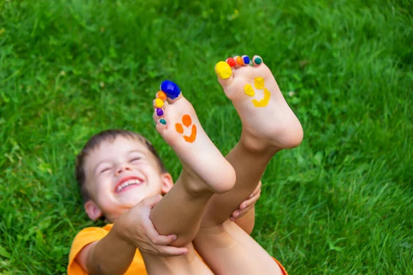 Παιδικά Πόδια Μοτίβο Μπογιάς Χαμογελούν Στο Πράσινο Γρασίδι Επιλεκτική Εστίαση — Φωτογραφία Αρχείου