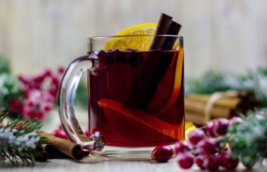 Ahşap arka planda sıcak sıcak şarap bardakları. Yeni yıl kavramı