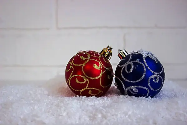 Χριστουγεννιάτικα Παιχνίδια Ελαφρύ Φόντο Τεχνητό Χιόνι Επιλεκτική Εστίαση — Φωτογραφία Αρχείου
