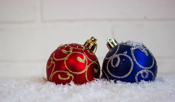 人工雪の中で 軽い背景にクリスマスのおもちゃ 選択的焦点 — ストック写真