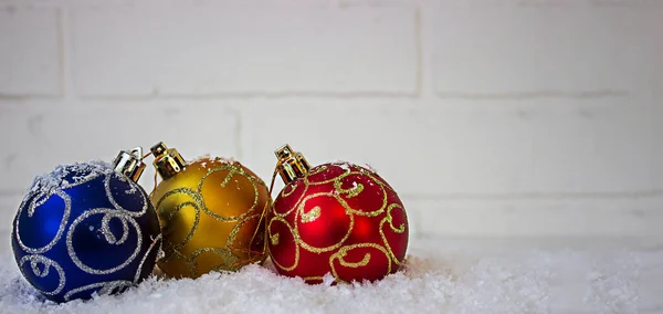 圣诞节玩具在浅色的背景上 在人造雪中 有选择的重点 — 图库照片