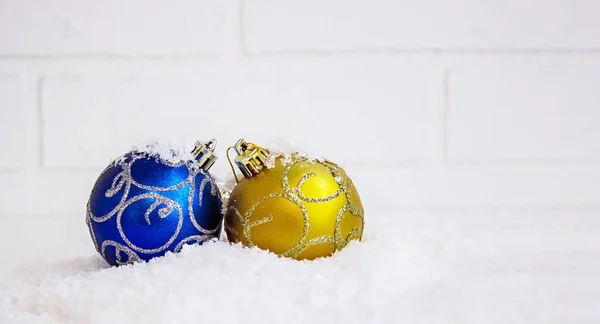 Χριστουγεννιάτικα Παιχνίδια Ελαφρύ Φόντο Τεχνητό Χιόνι Επιλεκτική Εστίαση — Φωτογραφία Αρχείου