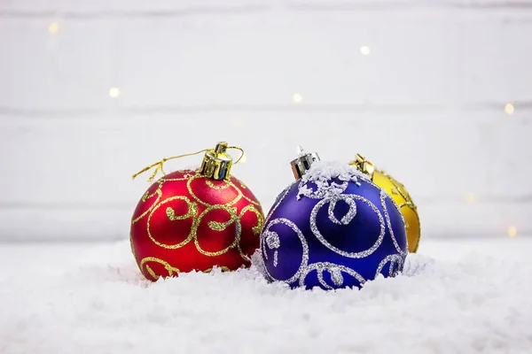 Juguetes Navidad Sobre Fondo Claro Nieve Artificial Enfoque Selectivo —  Fotos de Stock
