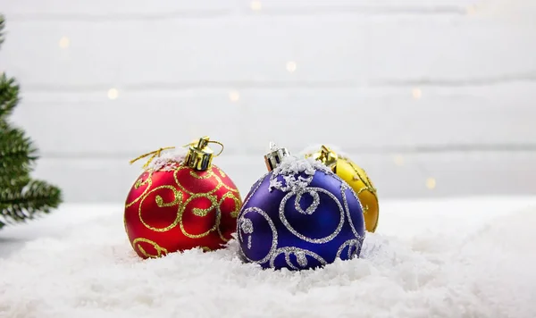 圣诞节玩具在浅色的背景上 在人造雪中 有选择的重点 — 图库照片