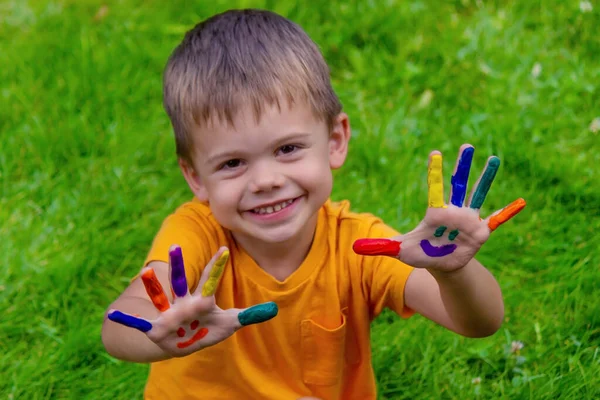 Χέρια Των Παιδιών Στα Χρώματα Του Καλοκαιριού Ένα Χαμόγελο Στην — Φωτογραφία Αρχείου