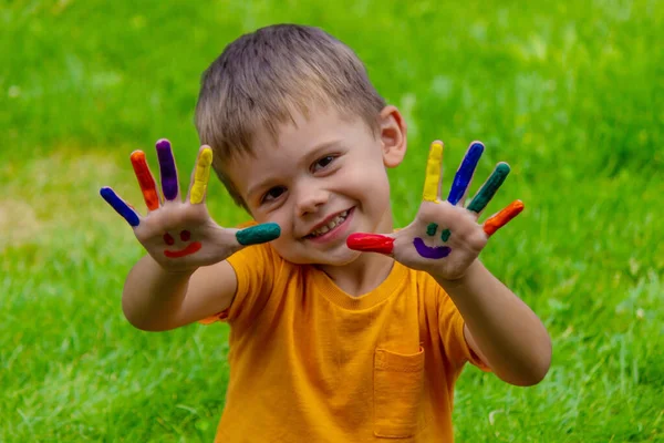 Las Manos Los Niños Los Colores Del Verano Una Sonrisa — Foto de Stock
