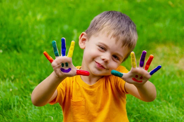 Ręce Dzieci Kolorach Lata Uśmiech Dłoni Chłopca Skupienie Selektywne — Zdjęcie stockowe