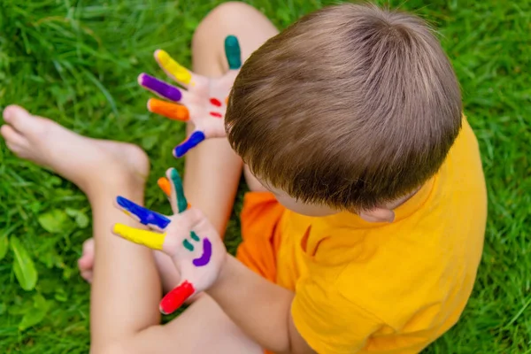 Barnens Händer Sommarens Färger Ett Leende Pojkens Handflata Selektiv Inriktning — Stockfoto