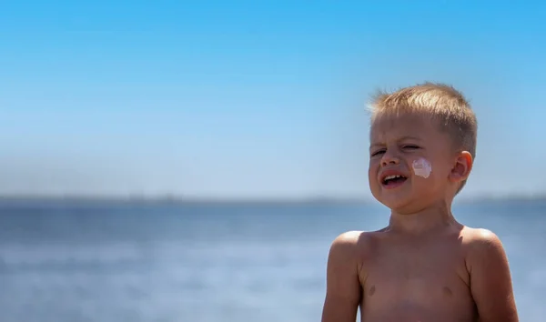 Solskyddsmedel Barnets Ansikte Och Rygg Bakgrunden Havet Selektiv Inriktning — Stockfoto