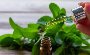 Küçük bir kavanoza nane özü. Seçici odak.