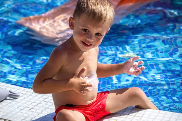 Enfant Qui Applique Crème Solaire Sur Son Estomac Concentration Sélective — Photo