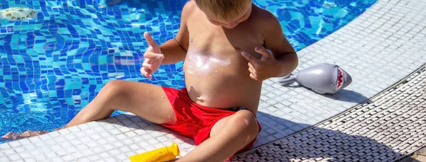 Dziecko Nakładające Krem Filtrem Żołądek Skupienie Selektywne — Zdjęcie stockowe