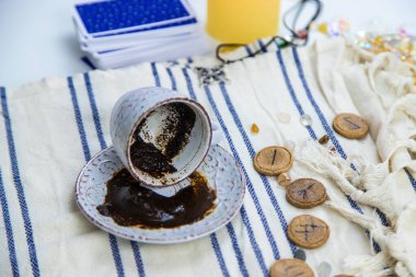 Bir falcı kahve telvesinde fal bakar. Seçici odaklanma. Kadın.