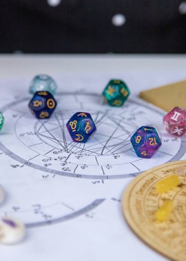 Masa astrolojisinde numaralar var. Seçici odaklanma. eski.