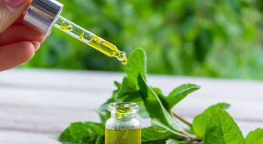 Küçük bir kavanoza nane özü. Seçici odak.