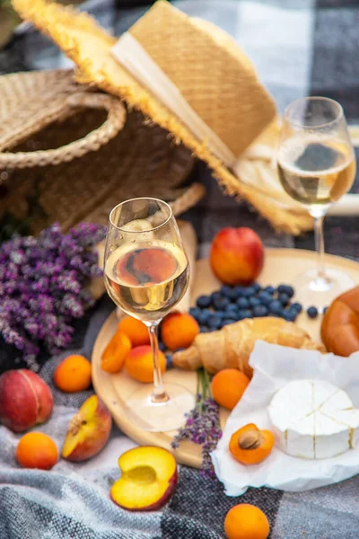 Stock image wine, fruits, berries, cheese, glasses picnic in lavender field Selective focus Nature