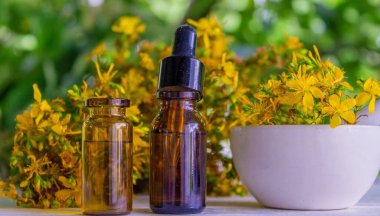 St. John 's küçük bir şişede gerekli yağ. Seçici odaklanma. Doğa.