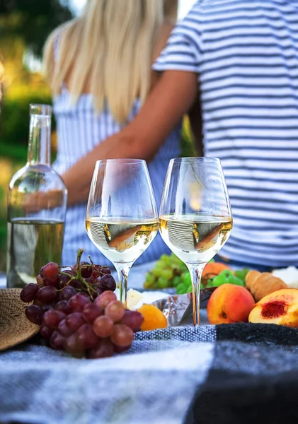 Couple Love Drinking Wine Picnic Nature Selective Focus — Foto Stock