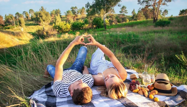 Couple Love Picnic Park Nature Selective Focus — Stockfoto