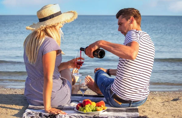 Casal Romântico Desfrutando Vinho Beira Mar Foco Seletivo — Fotografia de Stock