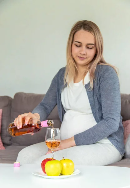 Eine Schwangere Frau Trinkt Wein Einem Glas Selektiver Fokus Lebensmittel — Stockfoto