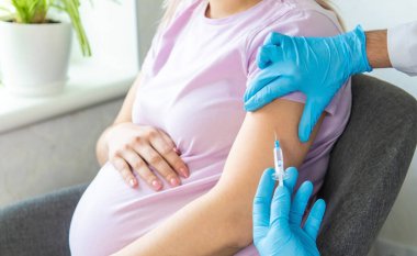 Hamile bir kadın aşı yapar. Seçici odaklanma. Doktor.