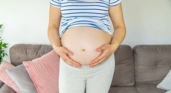 Schwangere Umarmt Ihren Bauch Selektiver Fokus Niedlich — Stockfoto