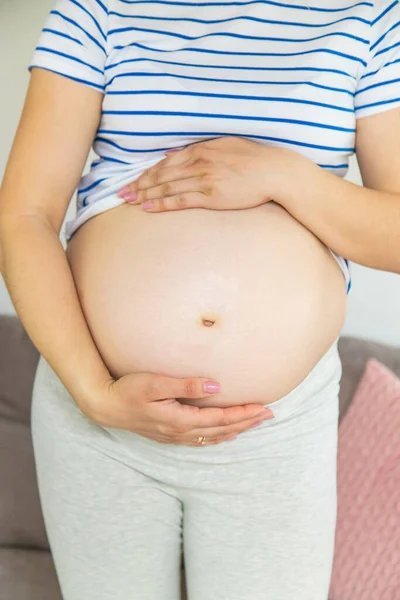 Schwangere Umarmt Ihren Bauch Selektiver Fokus Niedlich — Stockfoto