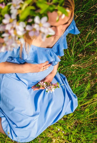 Çiçekli Elma Ağaçlarının Bahçesinde Hamile Bir Kadın Seçici Odaklanma Doğa — Stok fotoğraf