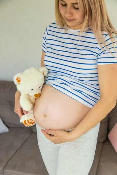 Mujer Embarazada Oso Peluche Blanco Enfoque Selectivo Lindo — Foto de Stock