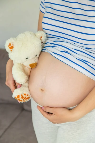 Schwangere Und Weißer Teddybär Selektiver Fokus Niedlich — Stockfoto